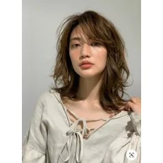   EMILY, FIATALOS, MODERN VILÁGOSBARNA COLOR MIX PARÓKA, VALÓDI HAJ FELHASZNÁLÁSÁVAL