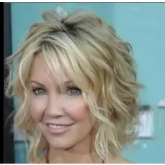   53a, TRENDY FAZON! TERMÉSZETES-SZŐKE PARÓKA, PRÉMIUM MINŐSÉG!